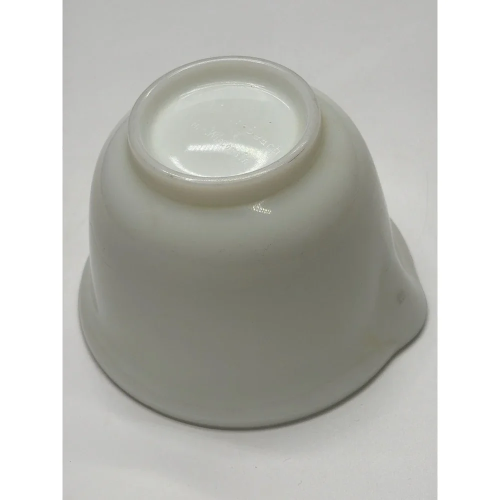 Hamilton Beach White Mixing Bowl Spout Racine Wisconsin‎ Vintage Kitchenware